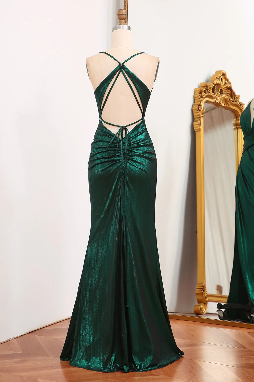 Vestido de fiesta largo de sirena con tirantes finos, color verde oscuro y espalda abierta